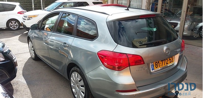 2013' Opel Astra photo #2