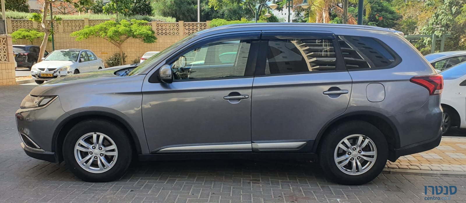 2016' Mitsubishi Outlander Intense photo #1