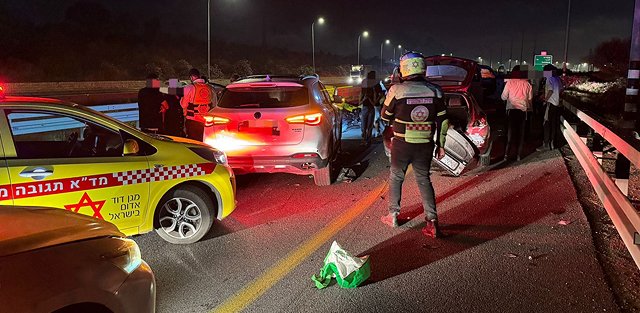 На 7-й трассе автомобиль сбил водительницу, вышедшую из машины из-за неисправности