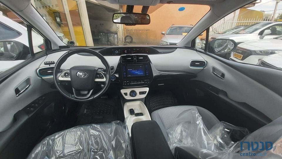 2017' Toyota Prius photo #3
