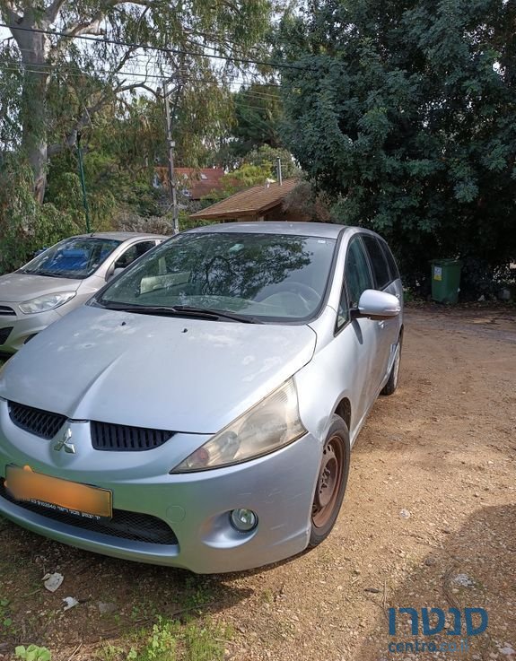 2010' Mitsubishi Grandis מיצובישי גרנדיס photo #3