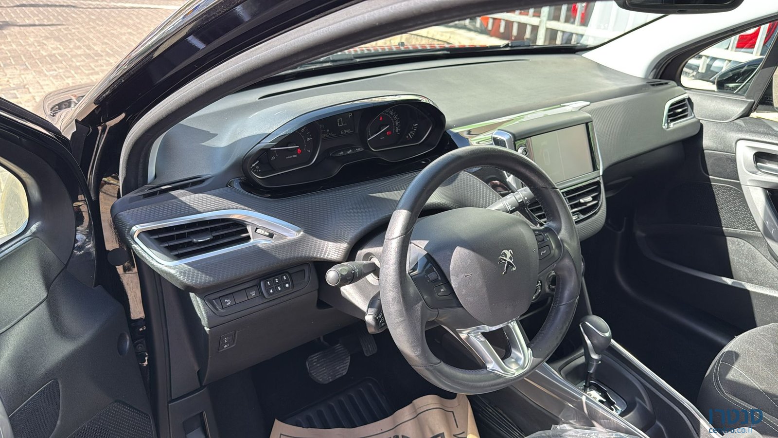 2019' Peugeot 2008 photo #3