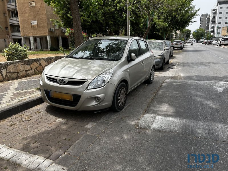 2011' Hyundai i20 יונדאי photo #3