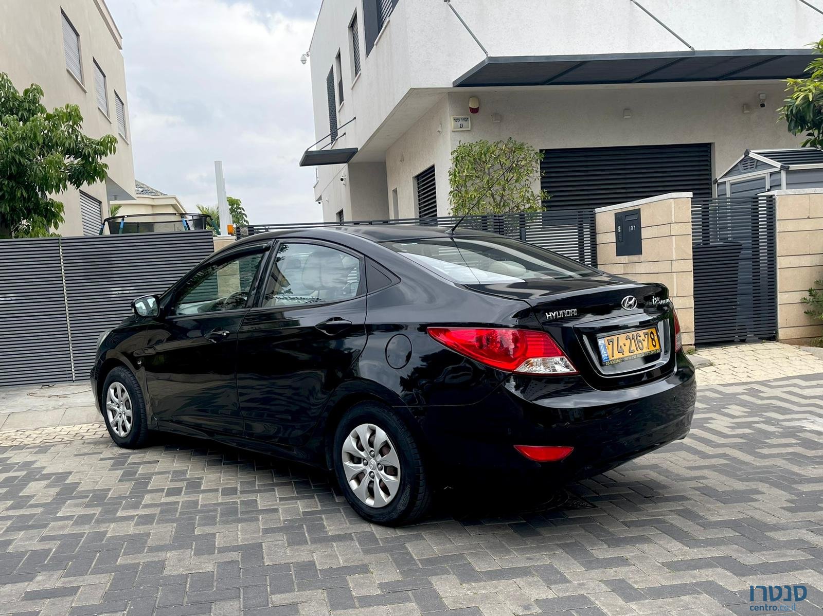 2012' Hyundai i25 photo #2