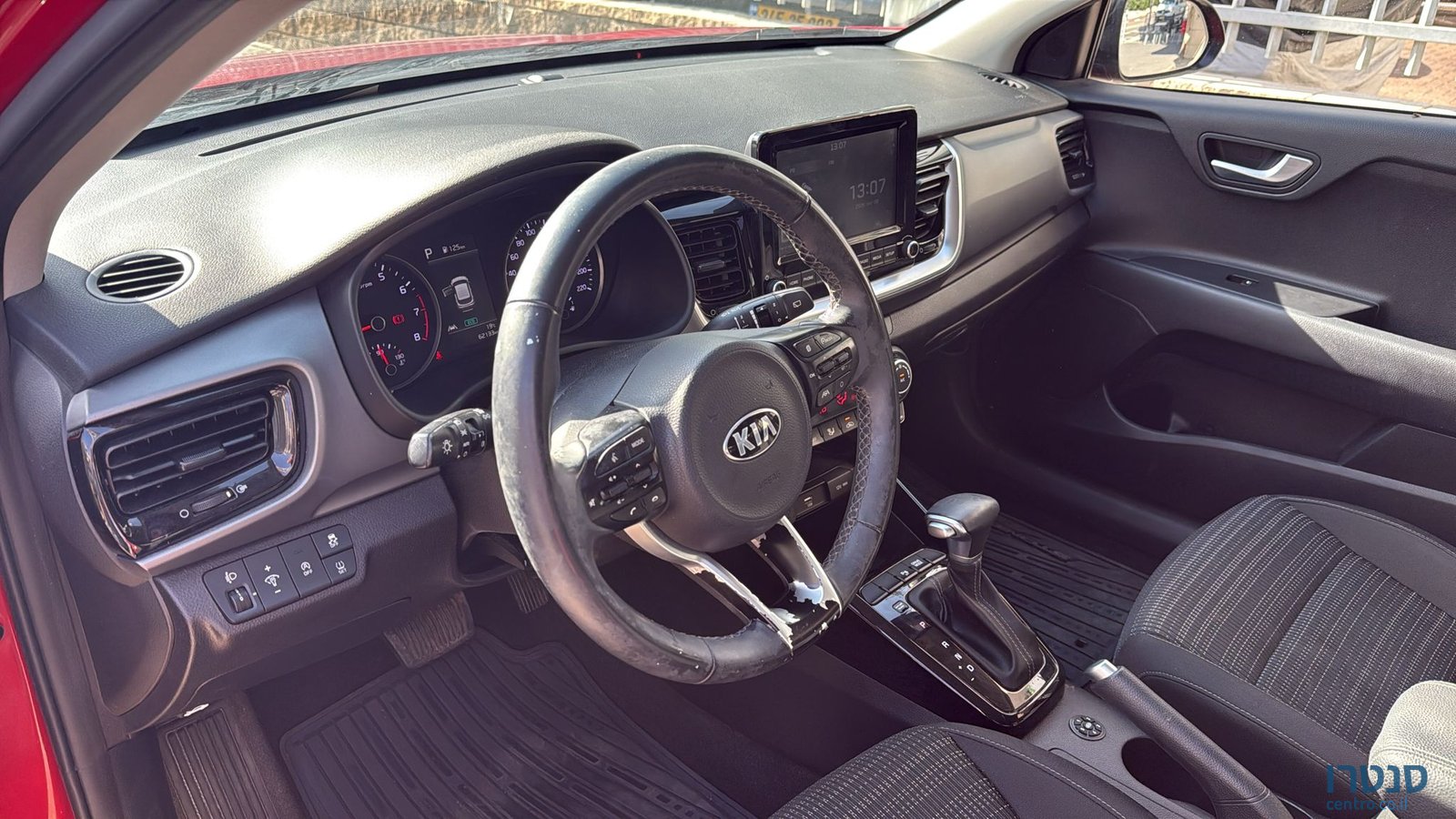 2021' Kia Stonic photo #3