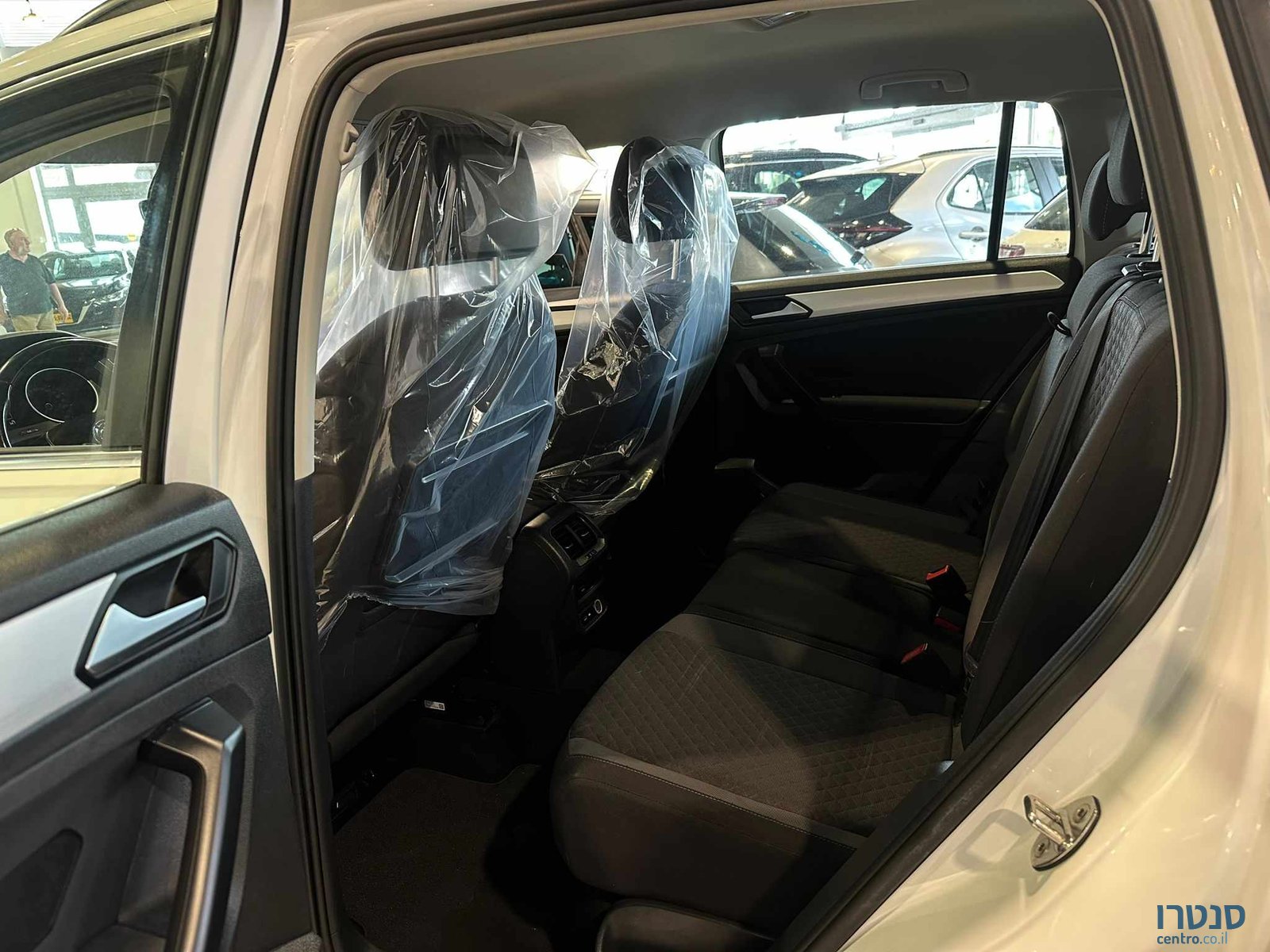 2020' Volkswagen Tiguan photo #7