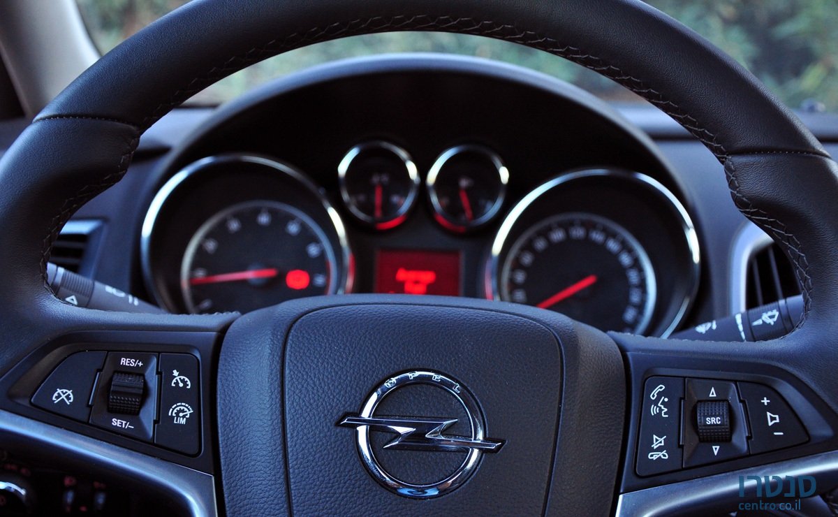 2012' Opel Astra 1.6T automatic Berlina photo #5