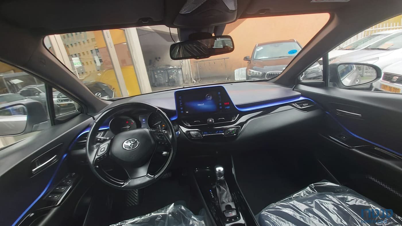 2017' Toyota C-HR photo #3