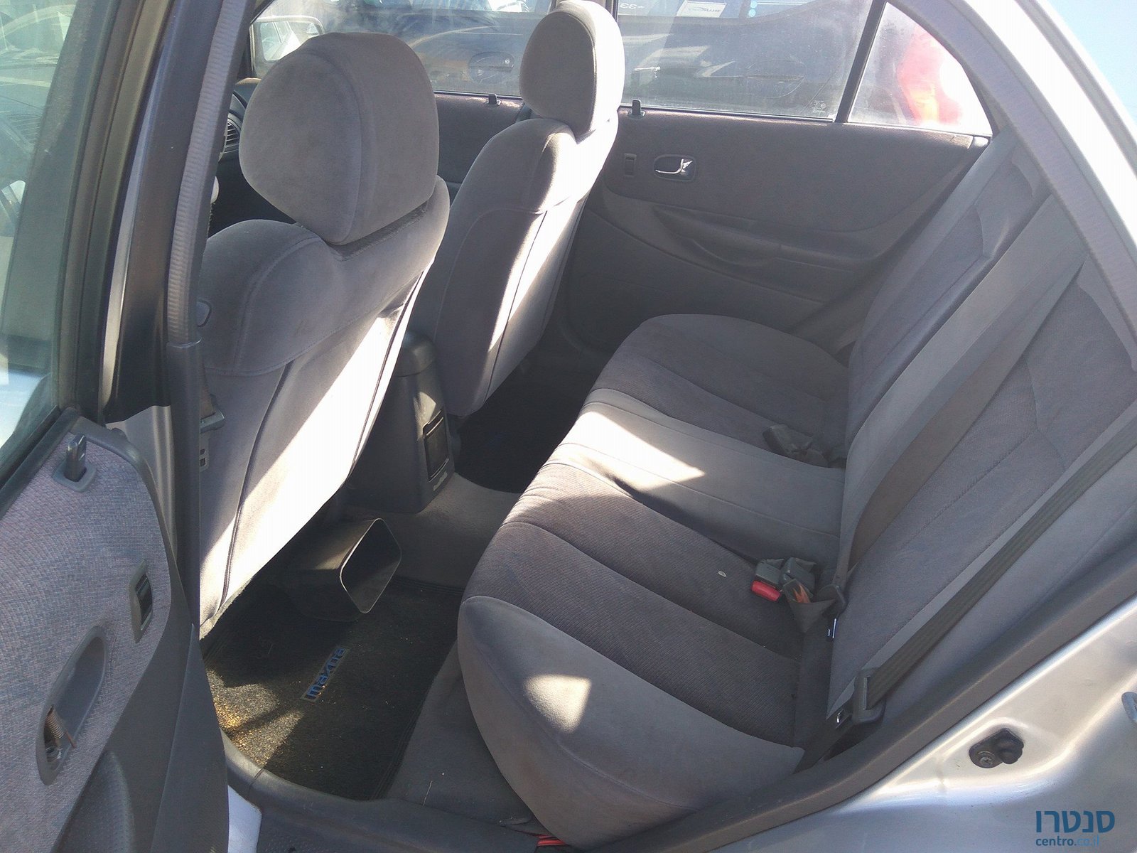 2001' Mazda 323 GLX photo #2