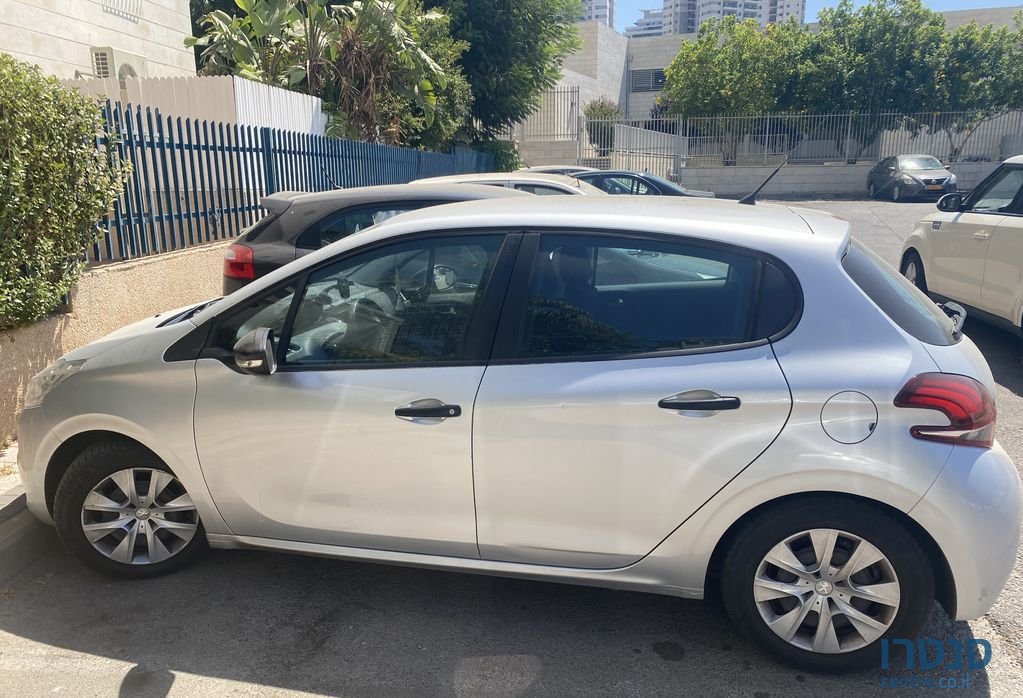 2017' Peugeot 208 פיג'ו photo #2