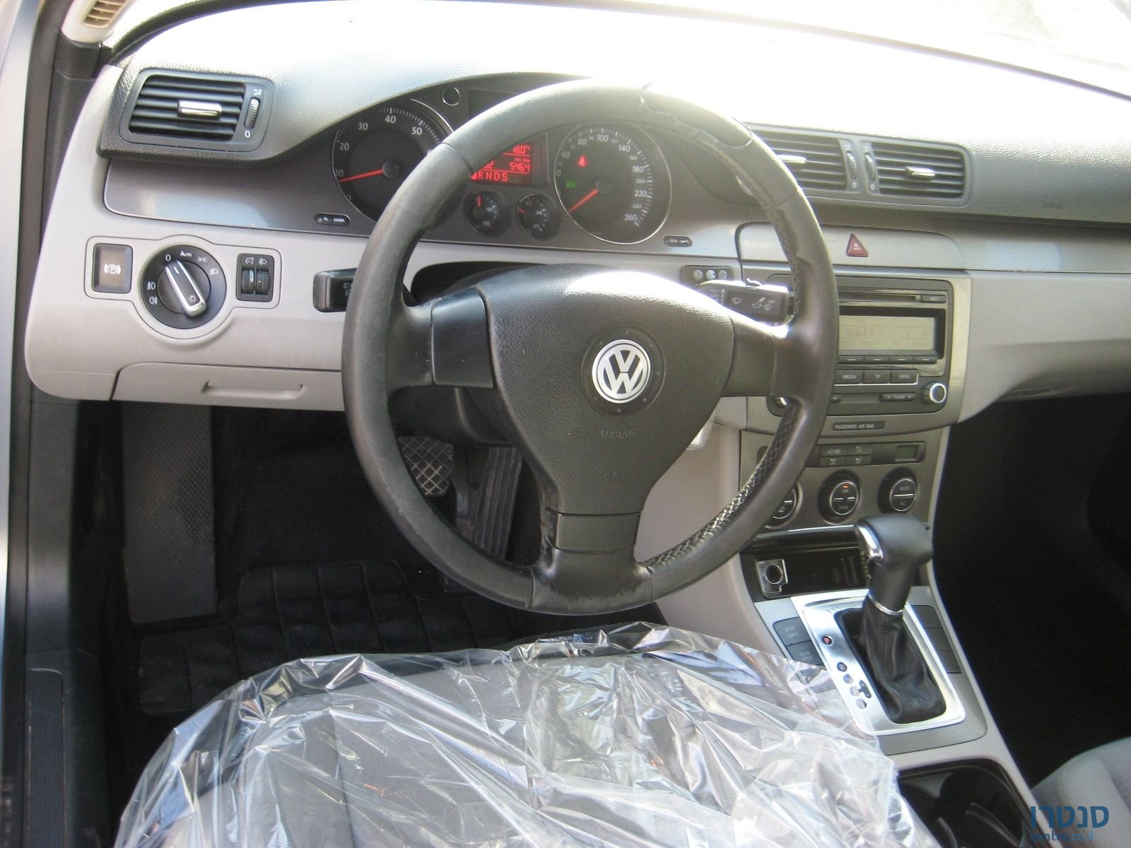 2009' Volkswagen Passat photo #5