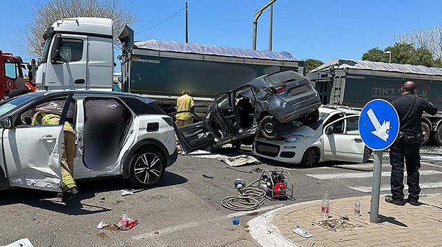 В Тель-Авиве три автомобиля столкнулись с грузовиком, пострадали шесть человек
