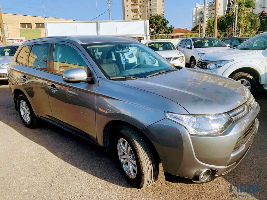 2015' Mitsubishi Outlander photo #1