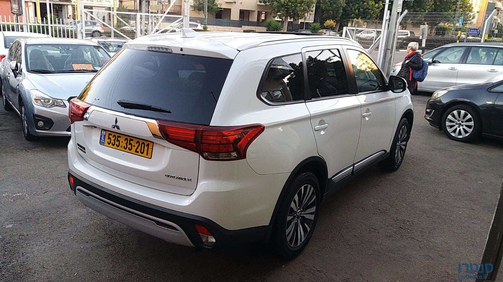 2020' Mitsubishi Outlander photo #2