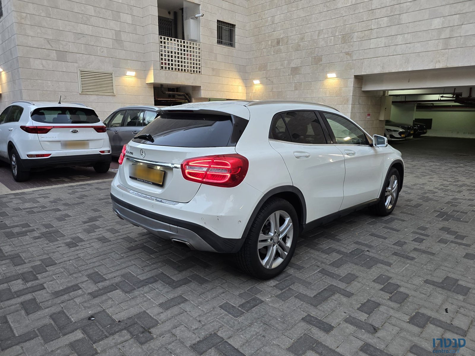 2016' Mercedes-Benz GLA 200 photo #2