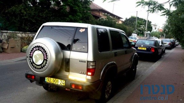 2002' Isuzu Trooper photo #4