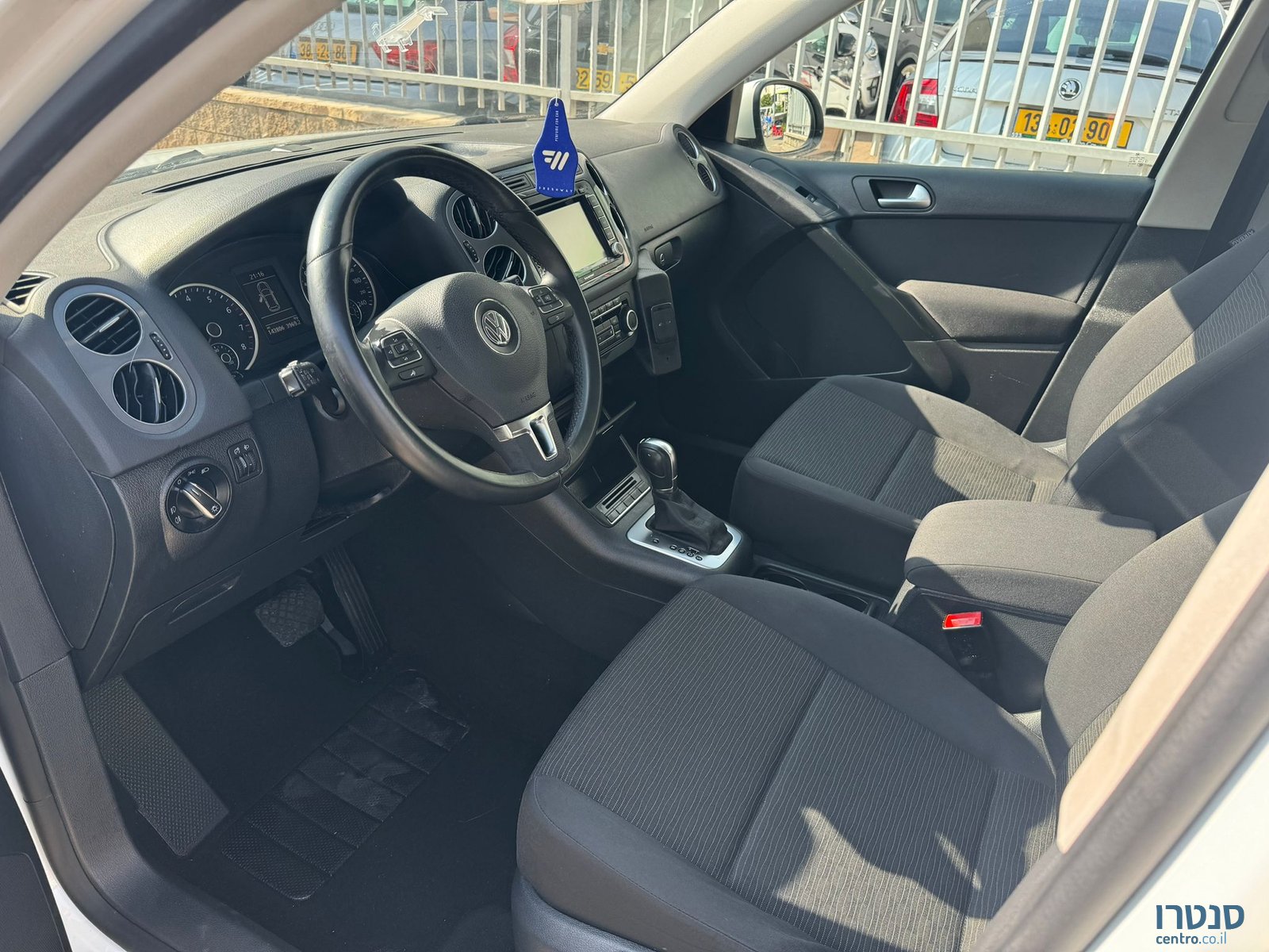 2015' Volkswagen Tiguan photo #3