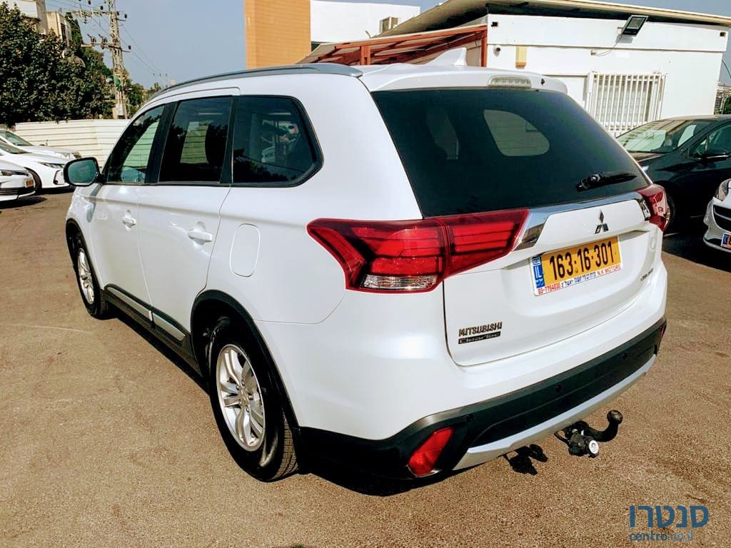 2017' Mitsubishi Outlander photo #2