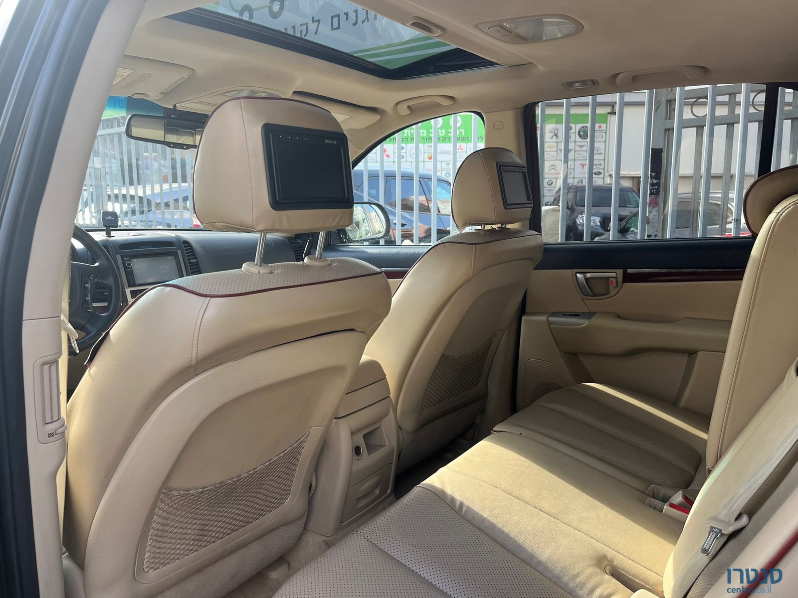 2011' Hyundai Santa Fe photo #2