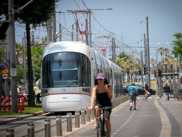 Мэр Петах-Тиквы объявил об открытии "красной линии" трамвая в Гуш-Дане. В минтрансе опровергают