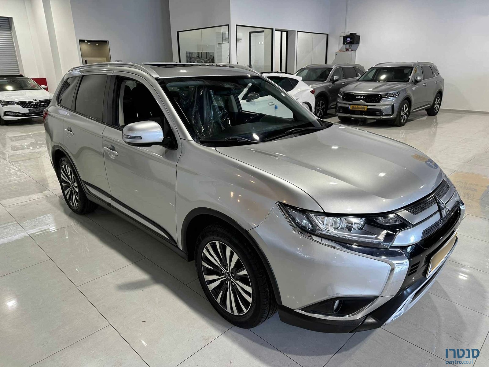 2021' Mitsubishi Outlander photo #2