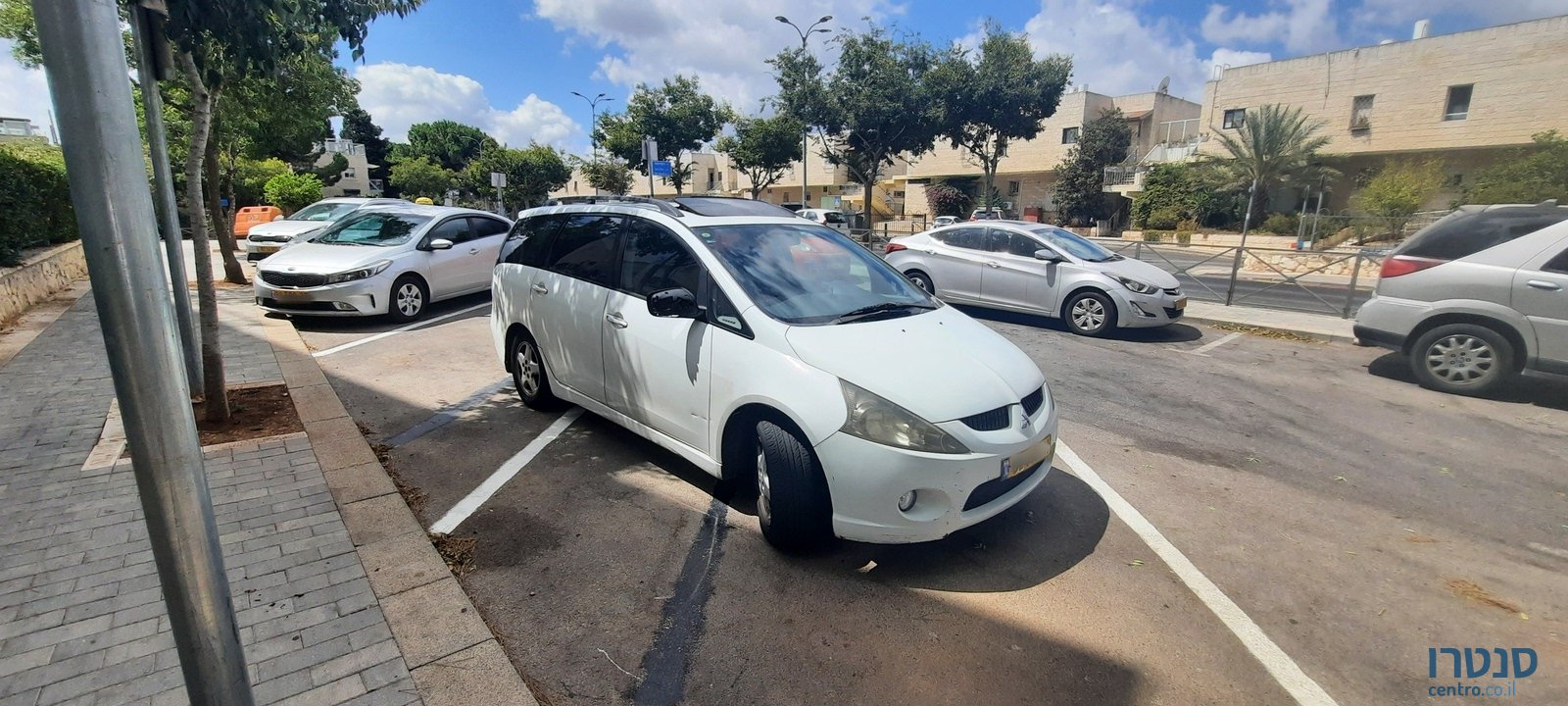 2005' Mitsubishi Grandis photo #7