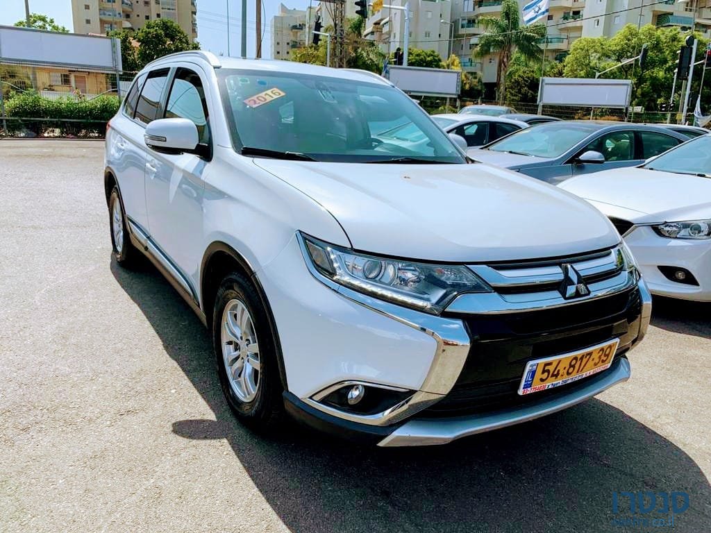 2016' Mitsubishi Outlander photo #1