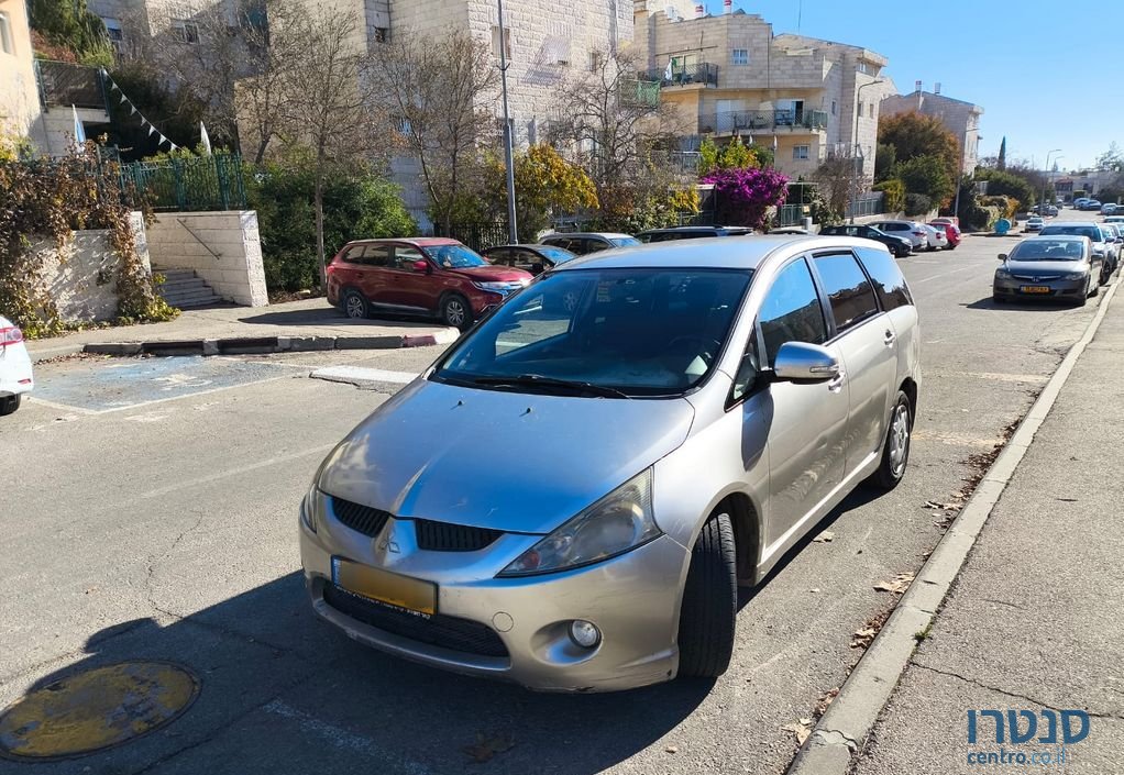 2010' Mitsubishi Grandis מיצובישי גרנדיס photo #3