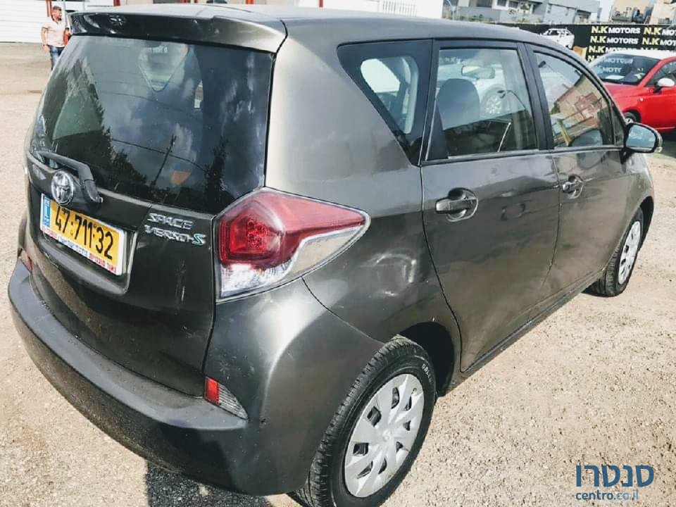 2014' Toyota Yaris Verso photo #2