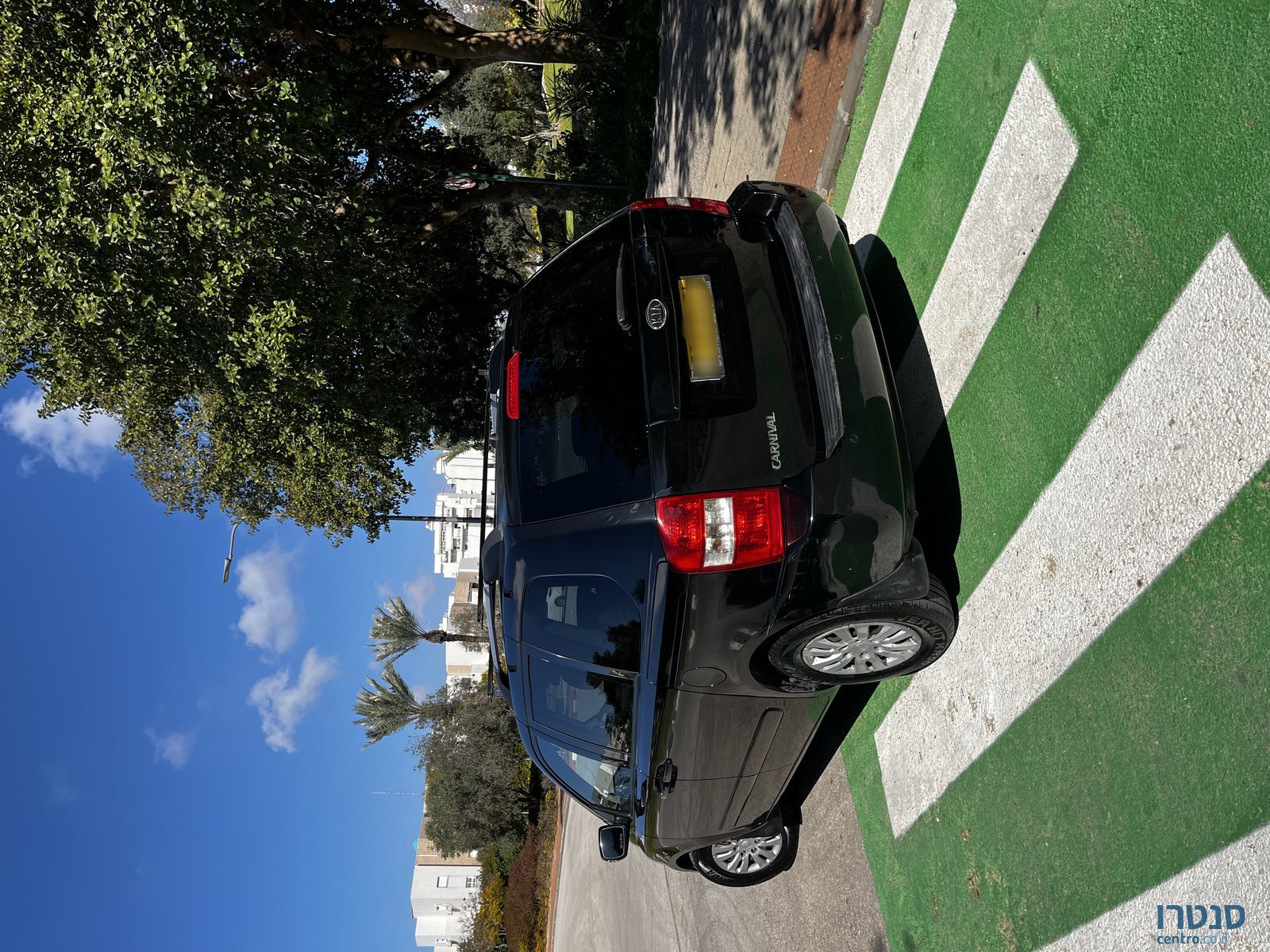 2011' Kia Carnival photo #1