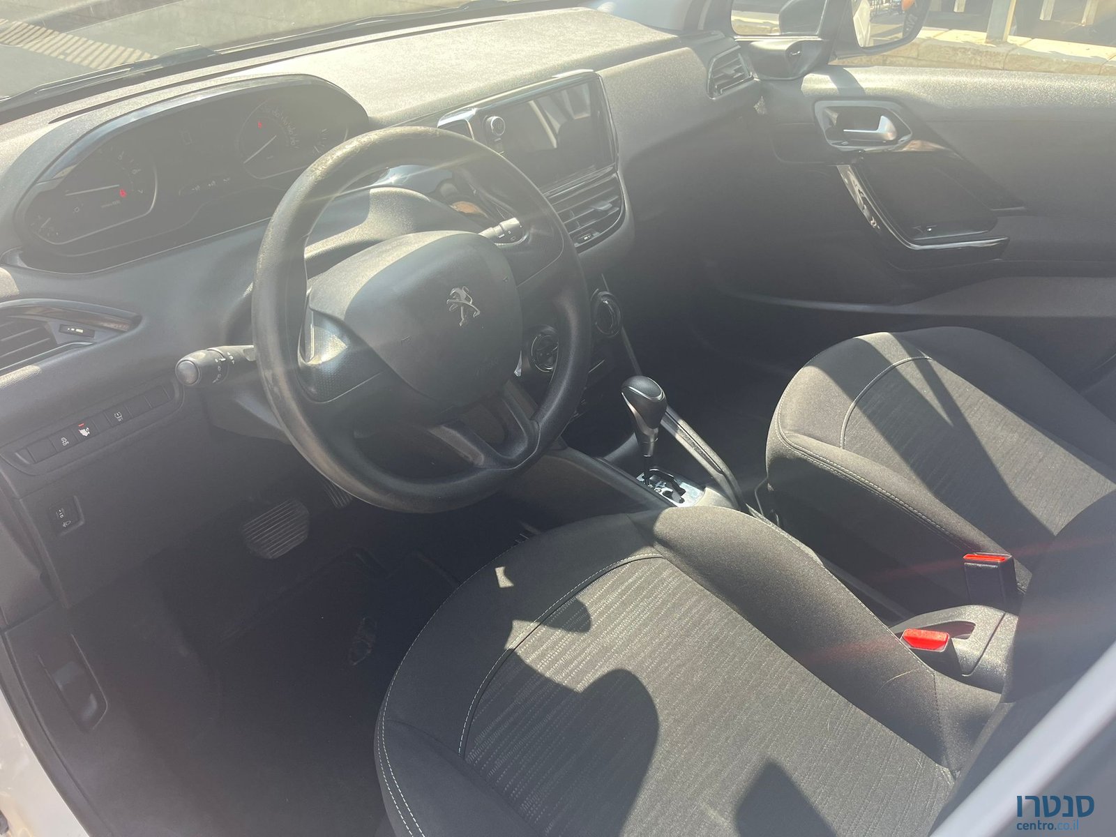 2018' Peugeot 208 photo #2