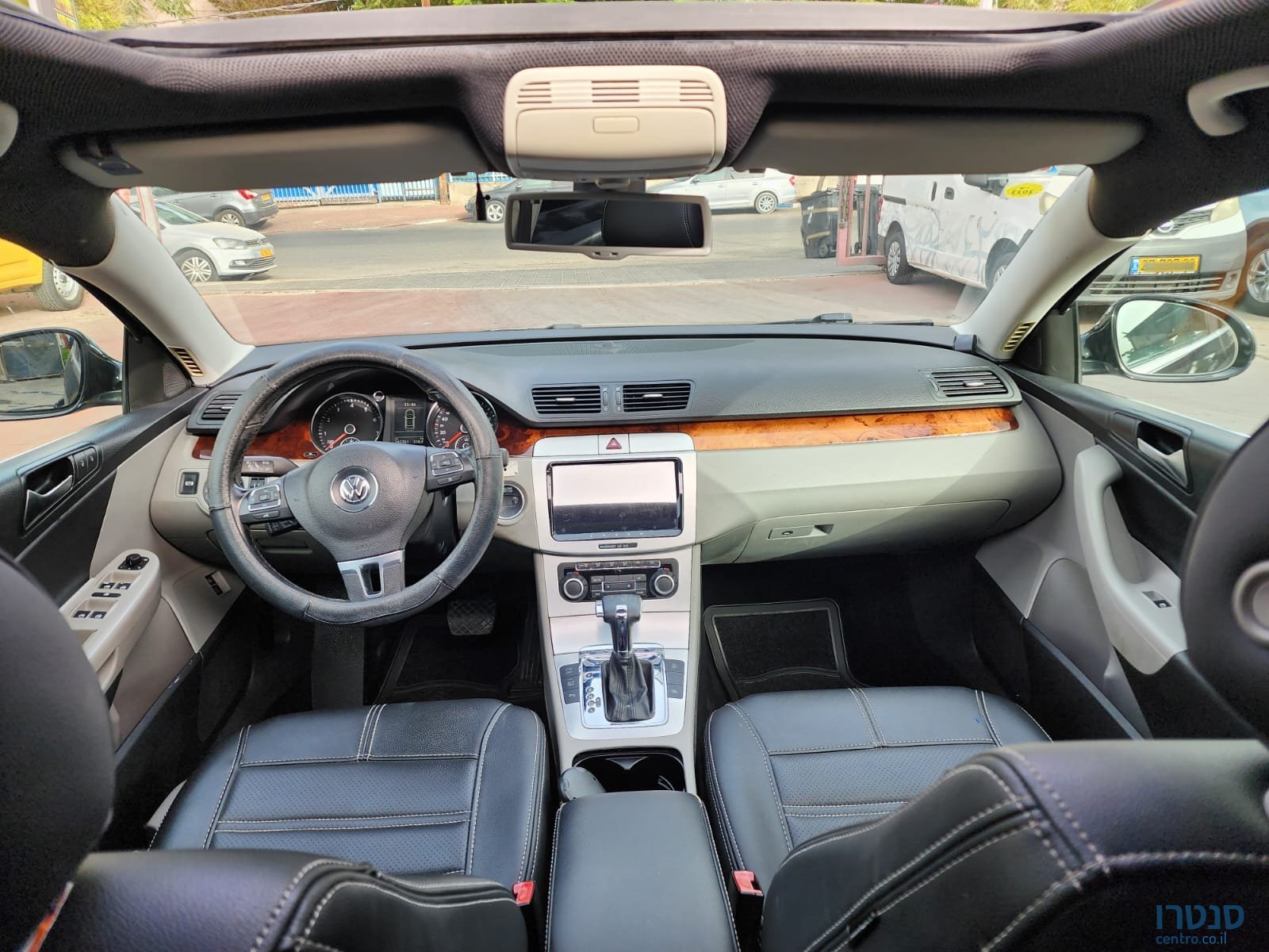 2011' Volkswagen Passat photo #4