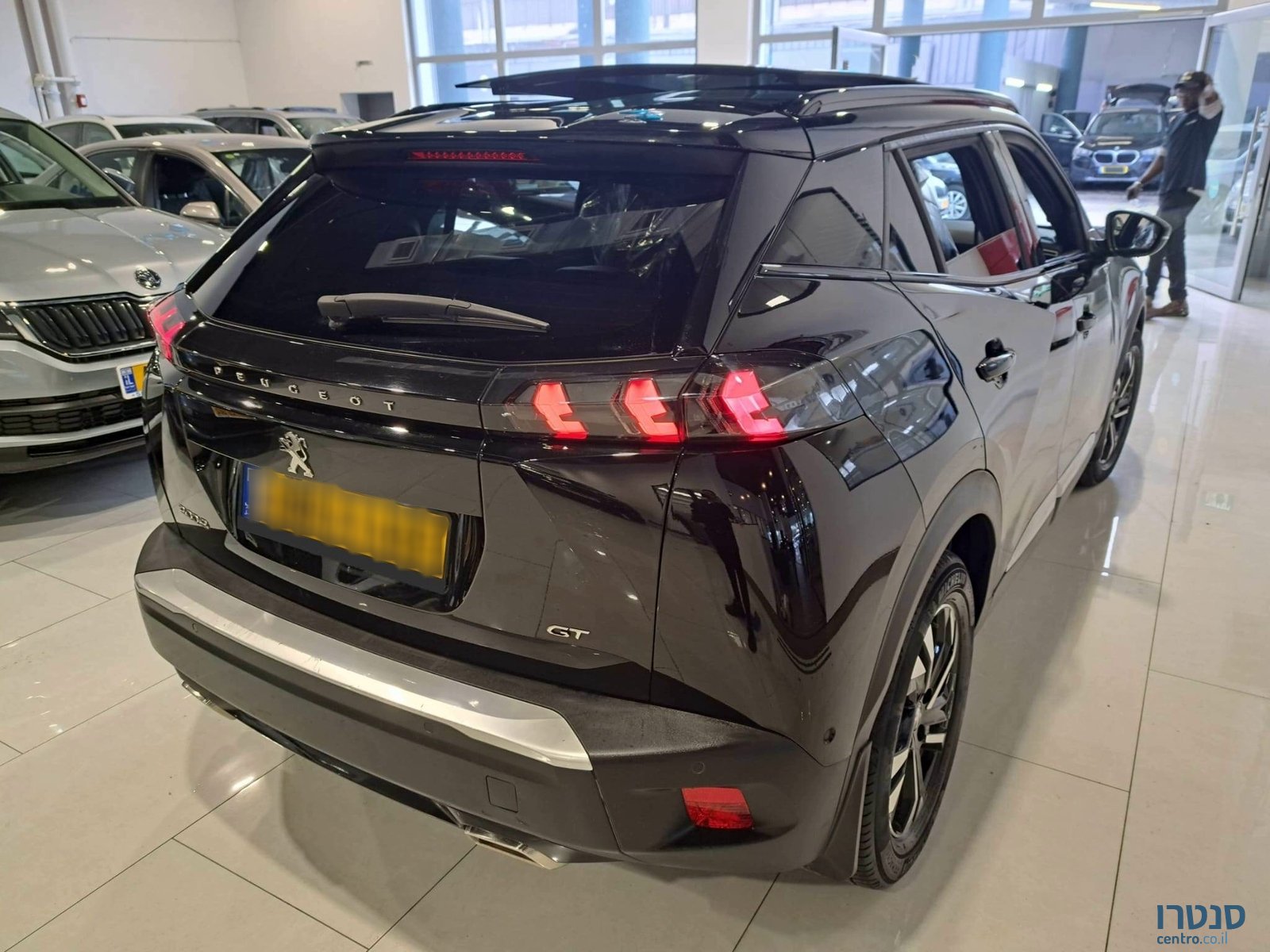 2021' Peugeot 2008 photo #2