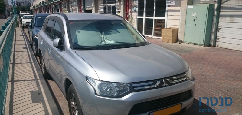 2013' Mitsubishi Outlander photo #2