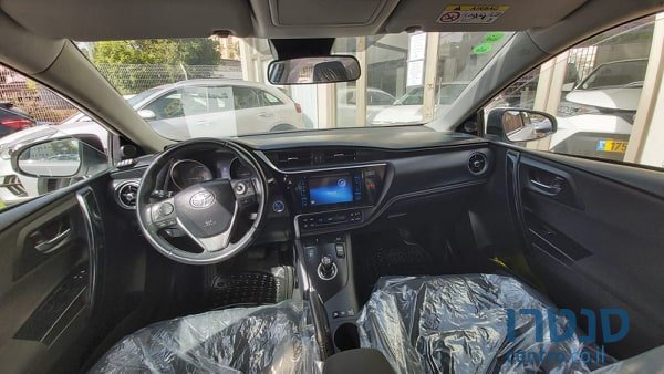 2017' Toyota Auris photo #4