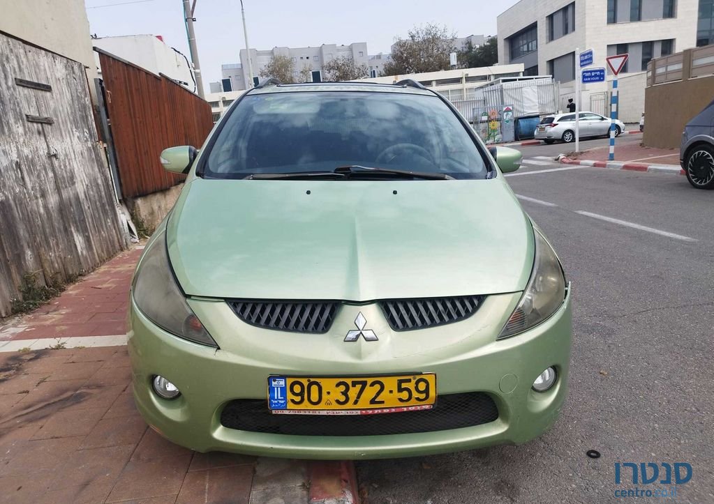 2005' Mitsubishi Grandis מיצובישי גרנדיס photo #2