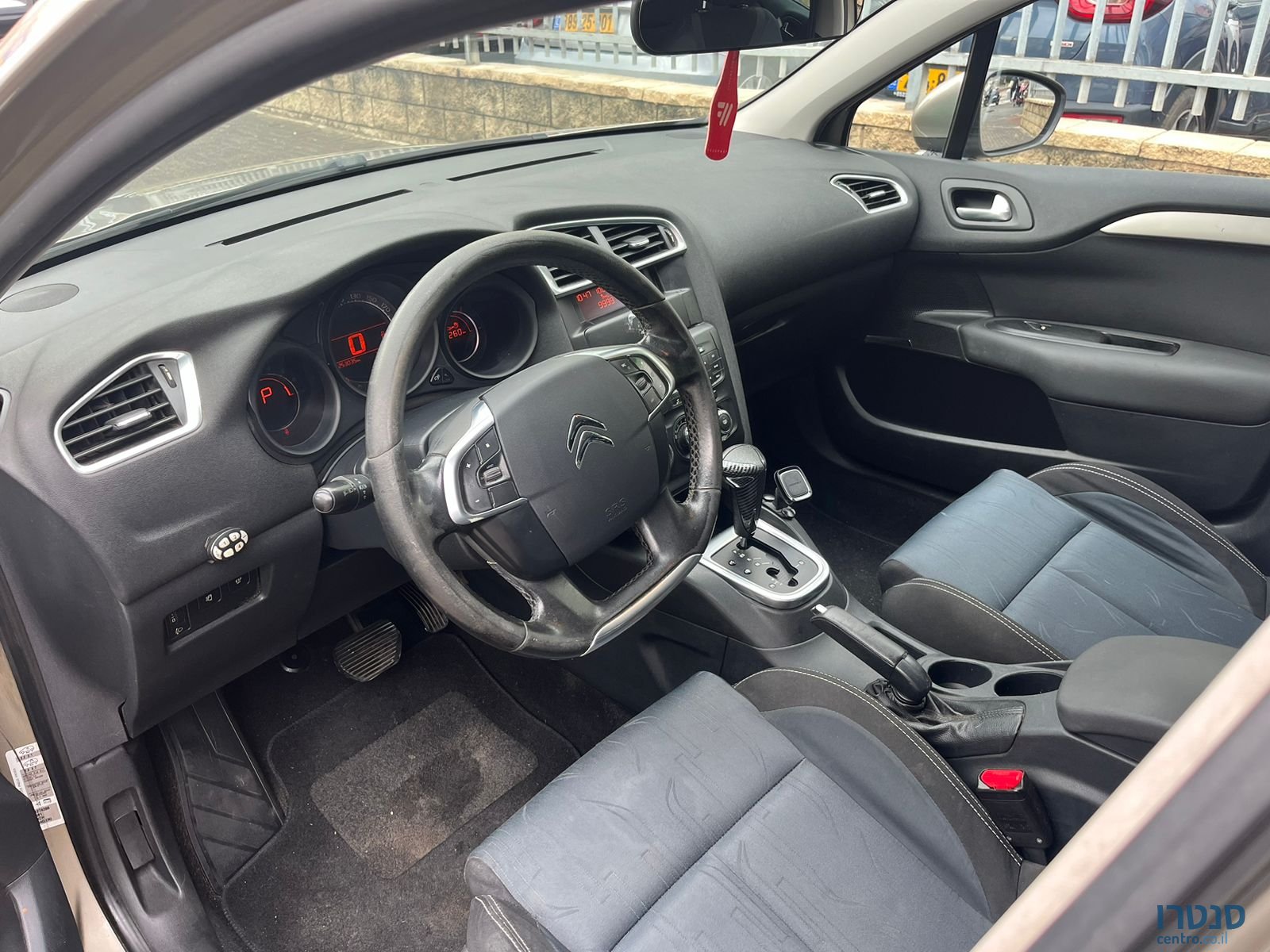 2011' Citroen C4 photo #2