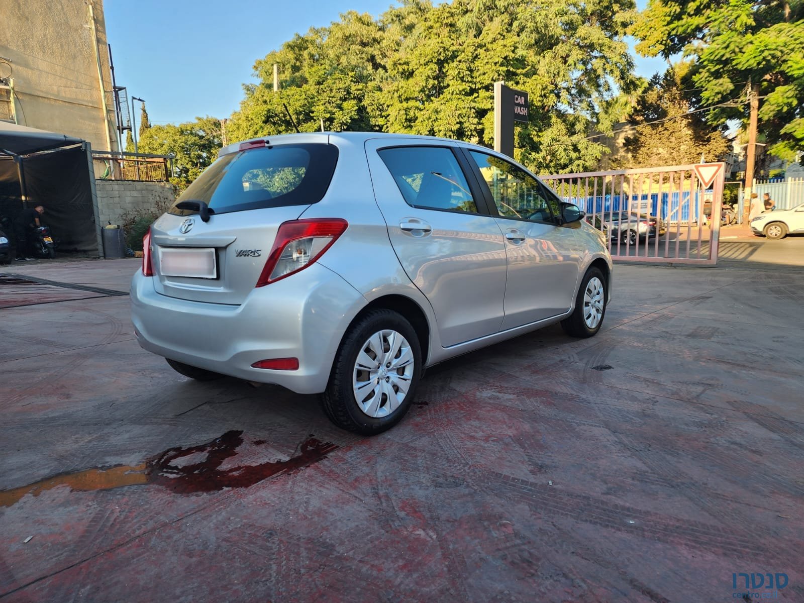 2014' Toyota Yaris photo #4