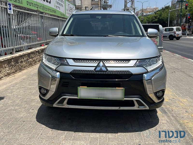 2020' Mitsubishi Outlander photo #4