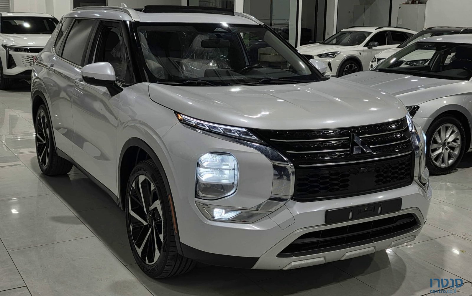 2022' Mitsubishi Outlander photo #2