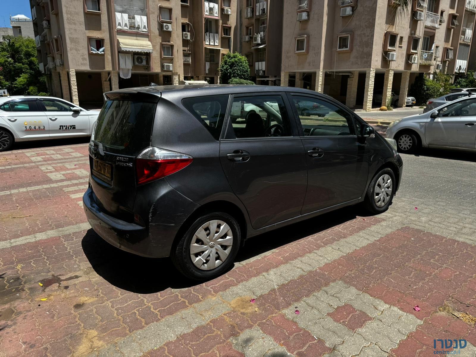 2012' Toyota Yaris Verso photo #2