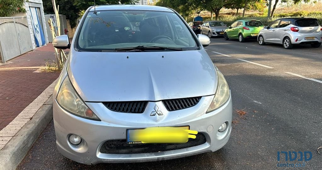 2011' Mitsubishi Grandis מיצובישי גרנדיס photo #1