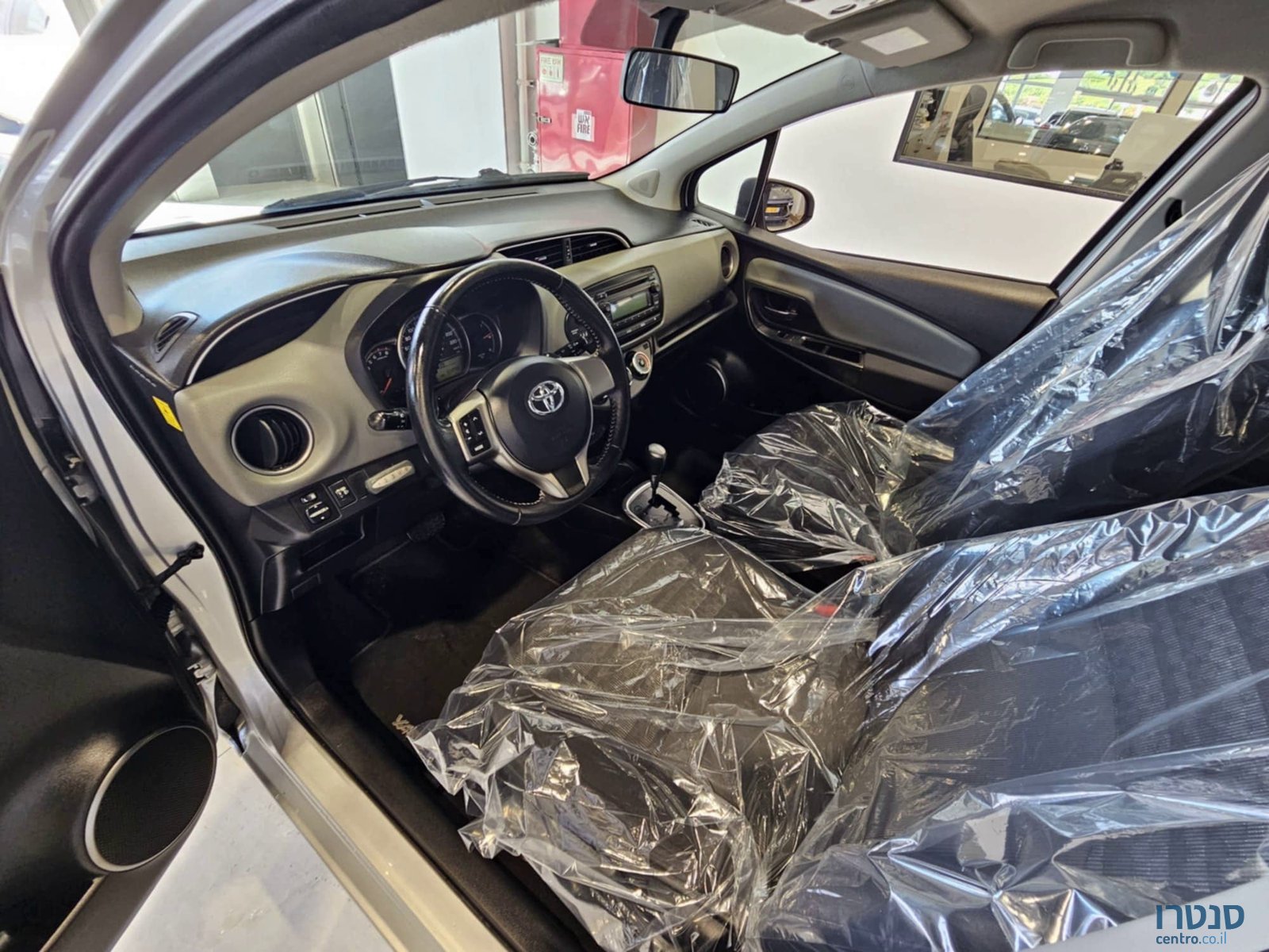 2016' Toyota Yaris photo #5