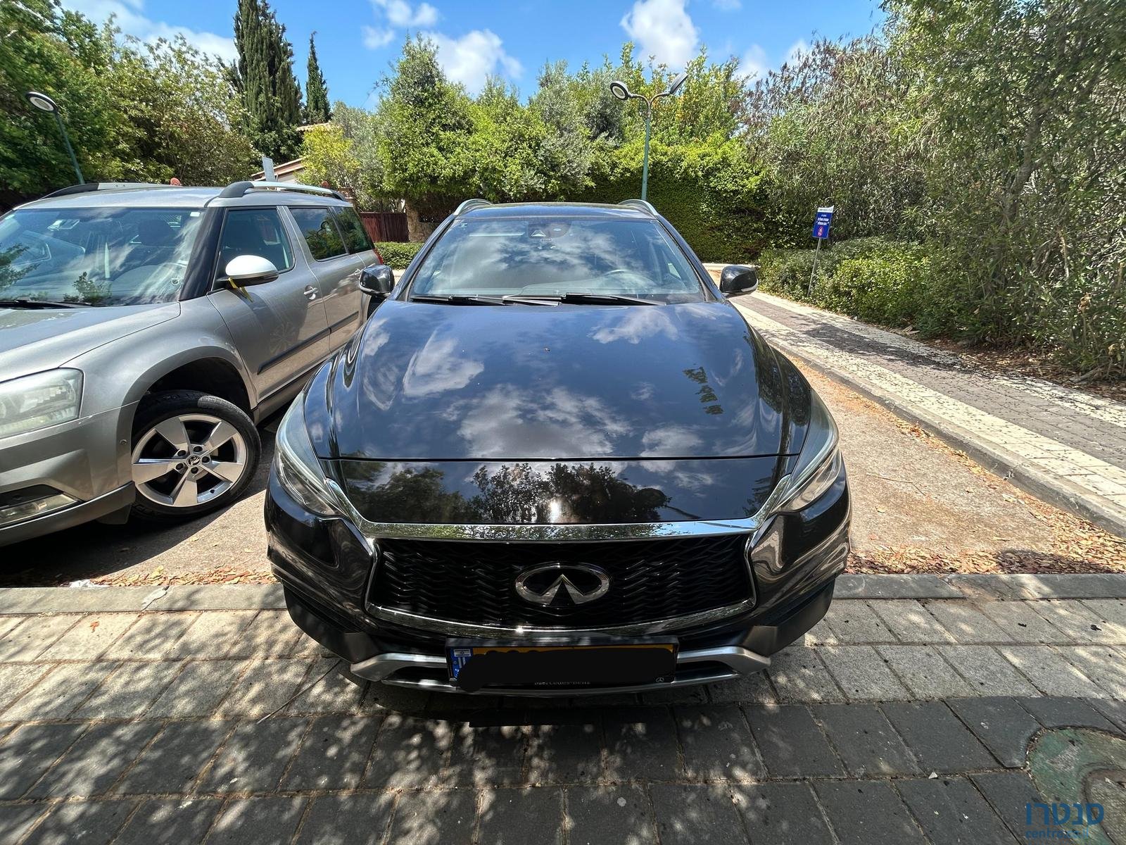 2020' Infiniti QX30 photo #3
