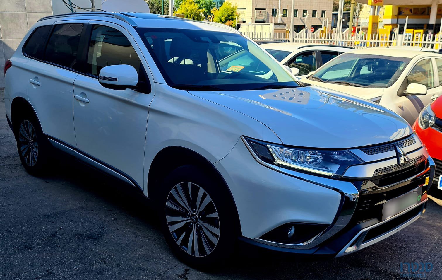 2019' Mitsubishi Outlander photo #2