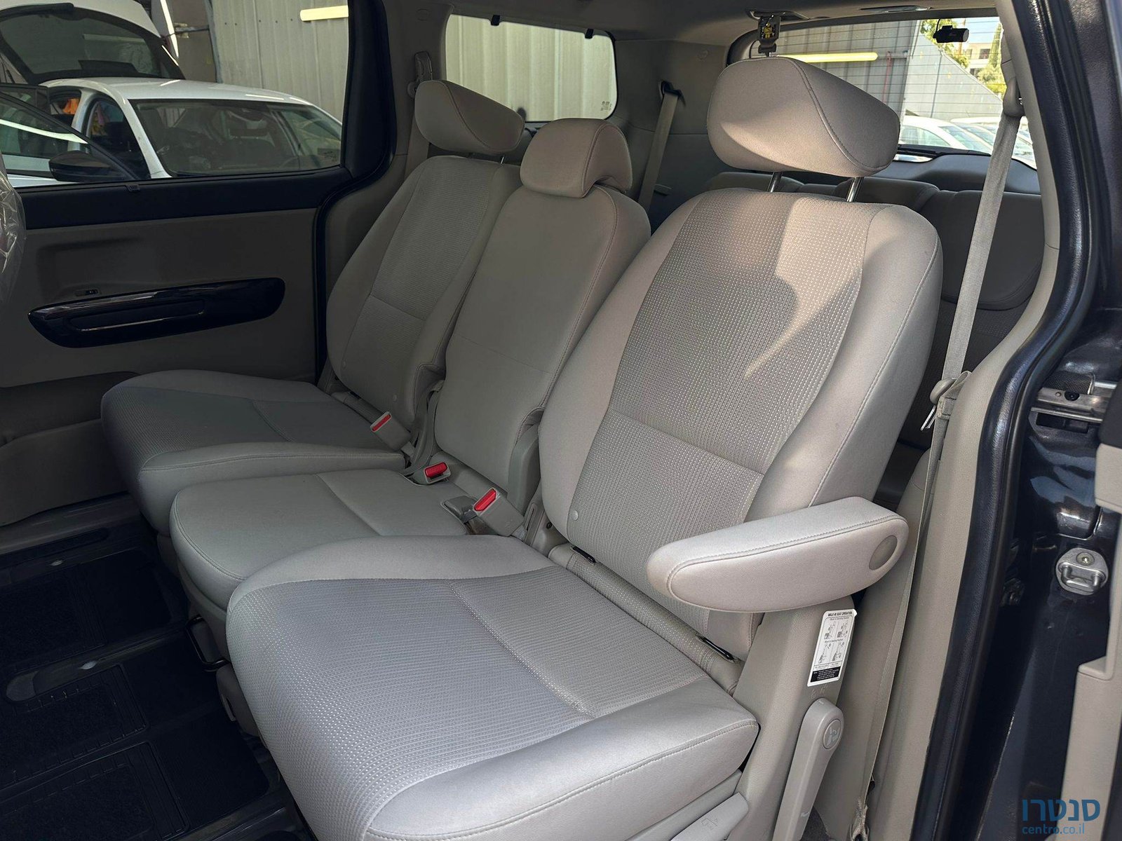 2020' Kia Carnival LX photo #6