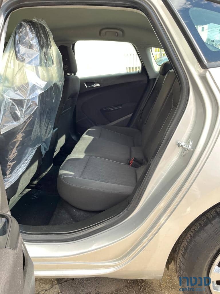 2014' Opel Astra Berlina photo #5