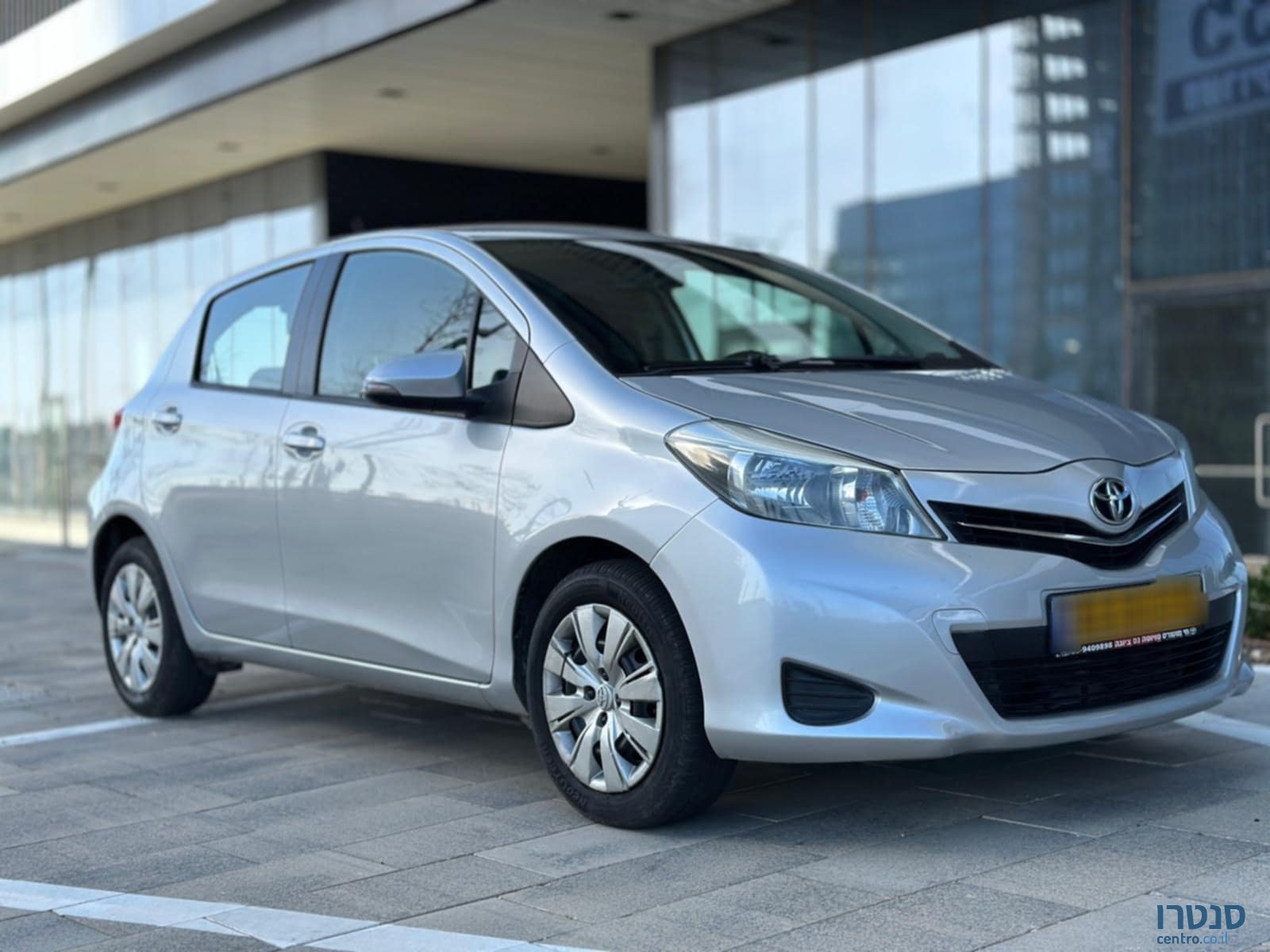 2013' Toyota Yaris photo #2