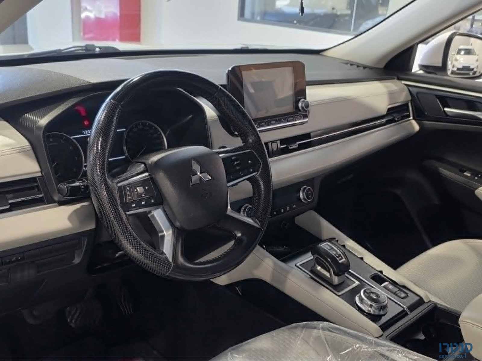 2023' Mitsubishi Outlander photo #6