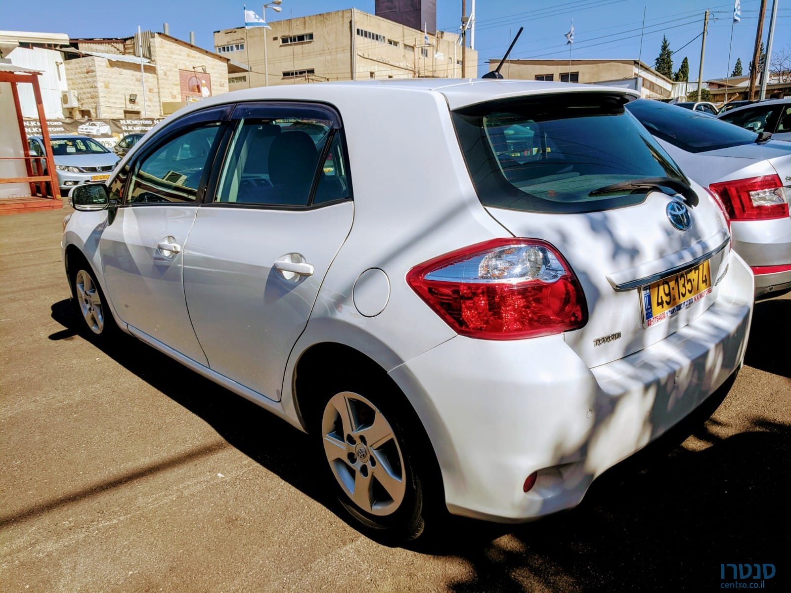 2011' Toyota Auris photo #3